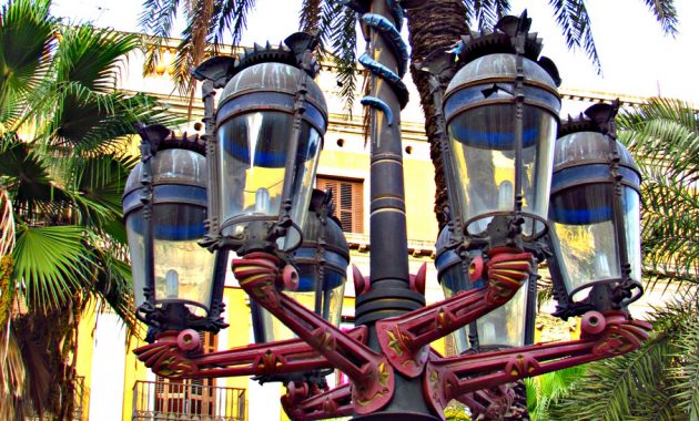 Gaudi Lamp Post Placa Reial La Rambla Barcelona Spain Flickr with regard to dimensions 906 X 1024