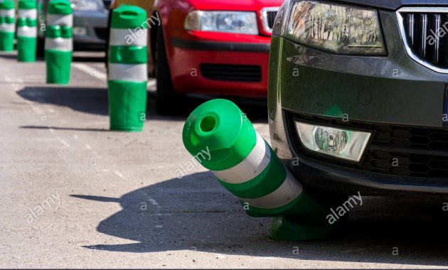 Car Bending White And Green Safety Traffic Post With Front for size 1300 X 956