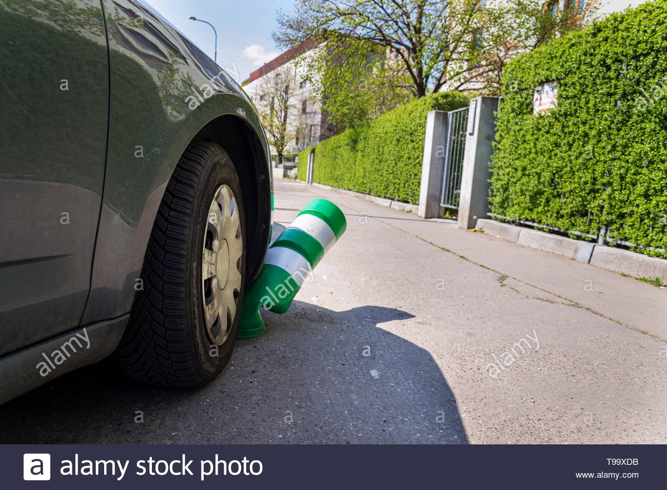 Car Bending White And Green Safety Traffic Post With Front pertaining to sizing 1300 X 956